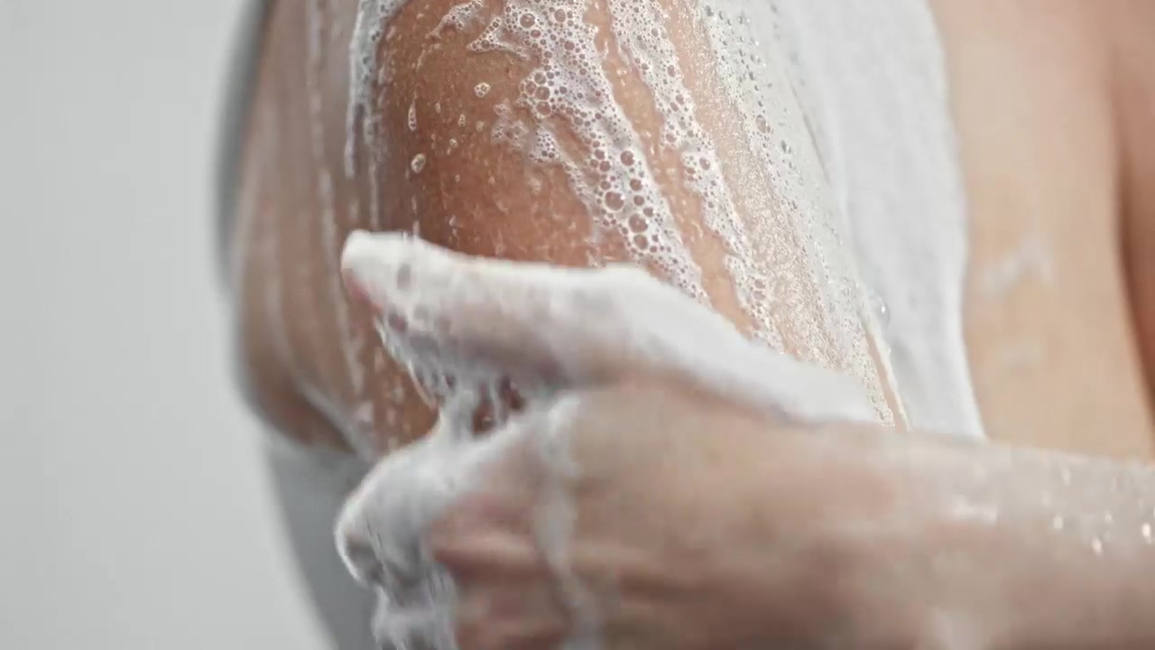 Dove — Banho de skincare — cena 3