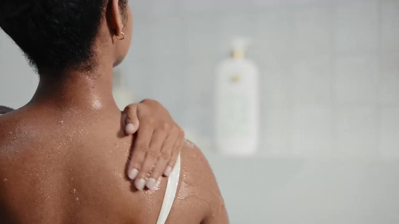 Dove — Banho de skincare — cena 4